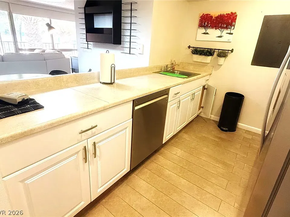 205 E Harmon Ave #219