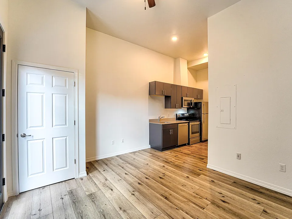 560 1st Ave N #105