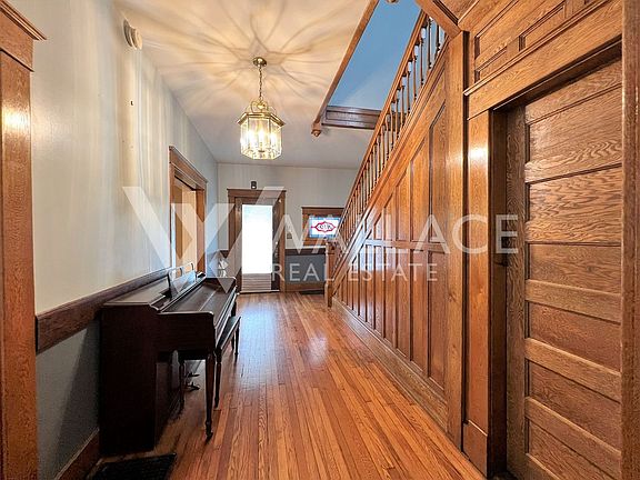 5th image of 910 Luttrell St