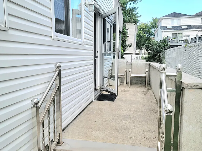 42 Boundary Ave #1 — Photo 2