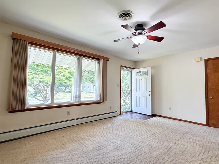 213 Hahnstown Rd — Photo 4
