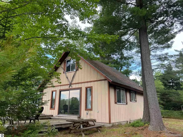7398 Timberline Dr, Kalkaska, MI 49646
