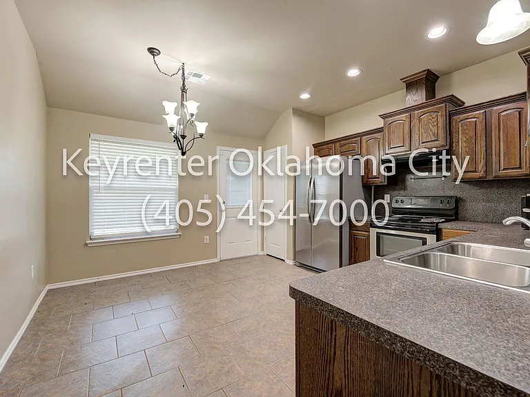 629 E Linden Ln — Photo 9