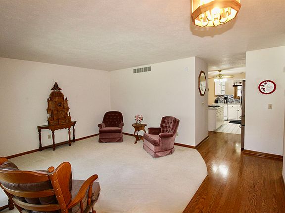 5th image of 15781 Carbrey Ave
