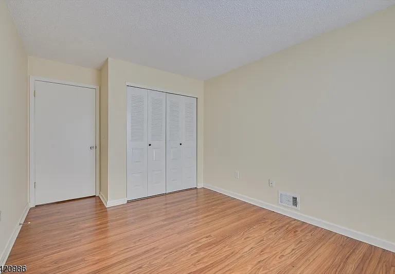 69 Amberly Ct — Photo 13