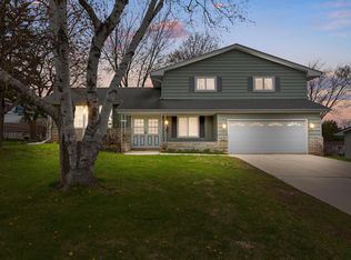 N92W17352 Forest Dr, Menomonee Falls, WI 53051
