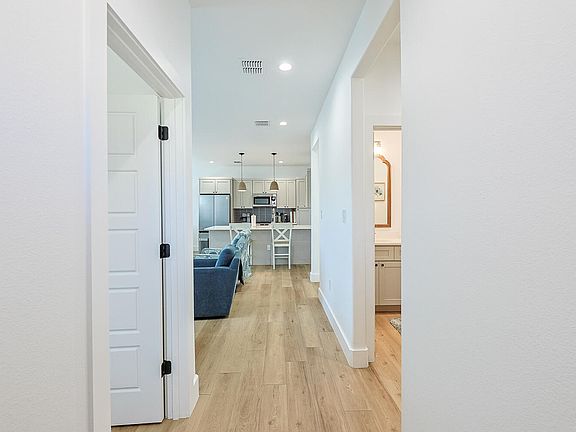 5th image of 66 Windsor Ct