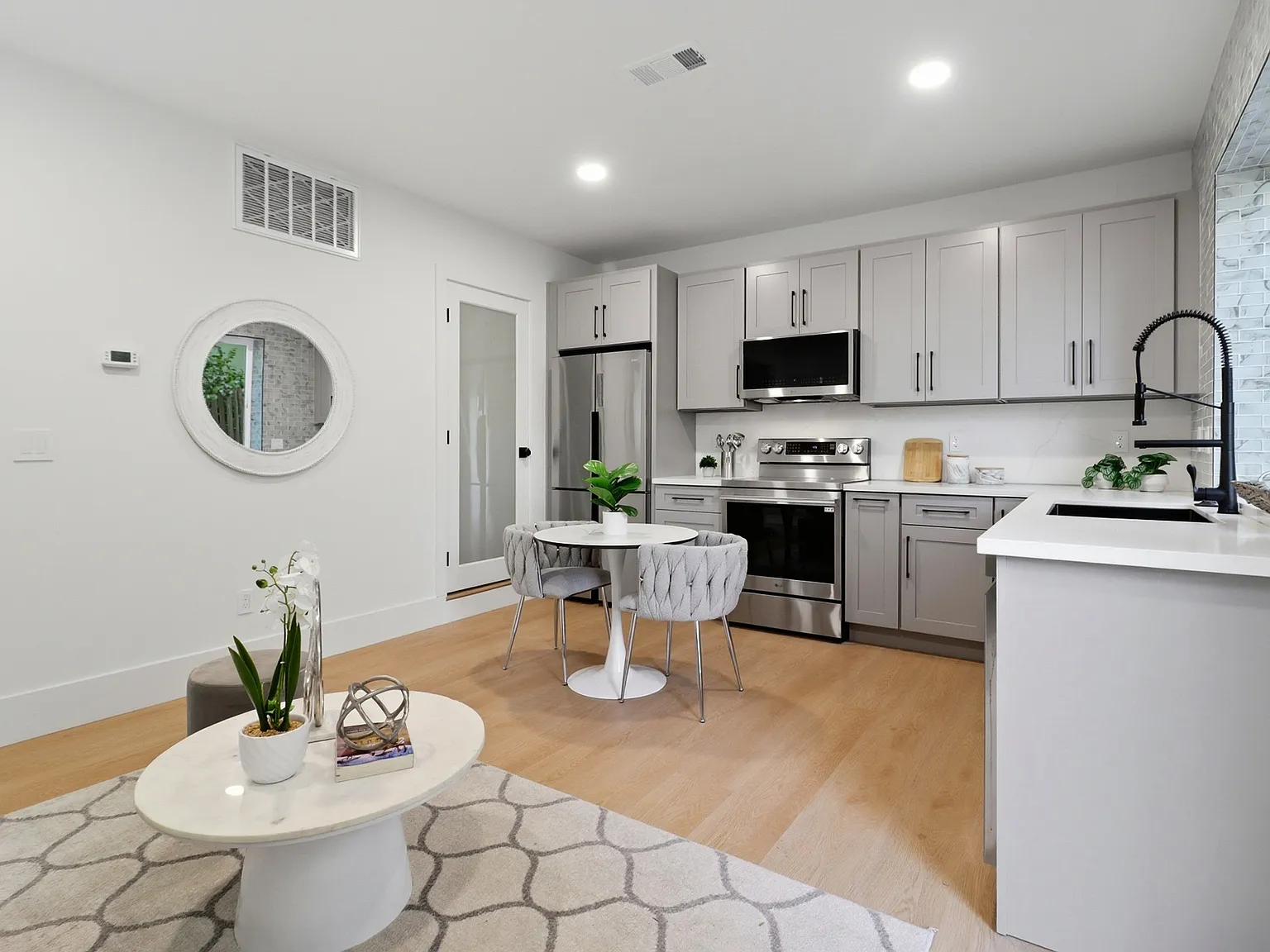 1 bed, 500 sqft, $3,000 — Photo 3