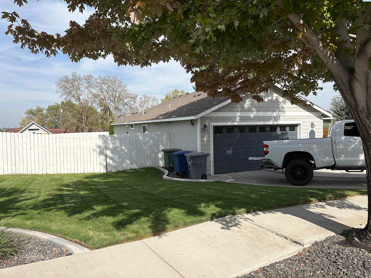 3 bed, 3.0 bath, 1704 sqft, $2,400 — Photo 2