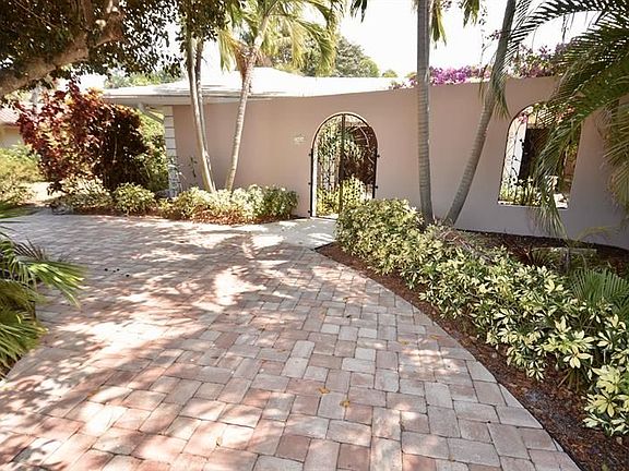 2nd image of 2584 Avenue Au Soleil