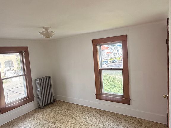 5th image of 319 Oak Hill Ave