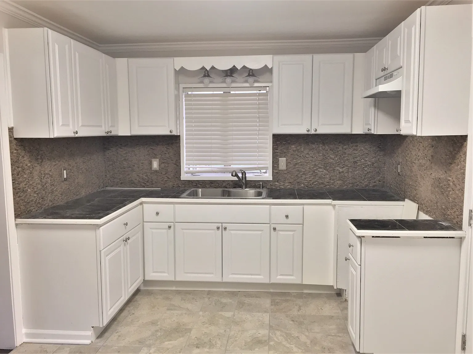 3 bed, 1.5 bath, 1092 sqft, $1,695 — Photo 2