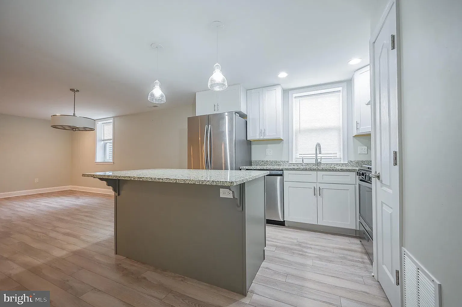 2 bed, 1200 sqft, $2,000 — Photo 4