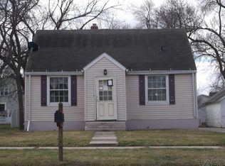 806 2nd St NW, Pipestone, MN 56164