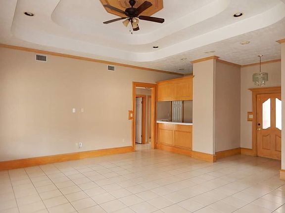2nd image of 512 E Yarrow Ave