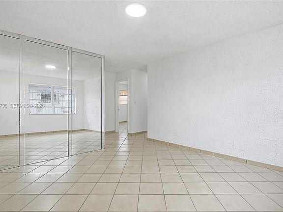 4th image of 836 W 37th St
