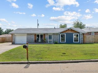 902 S Hillcrest Dr, Cushing, OK 74023