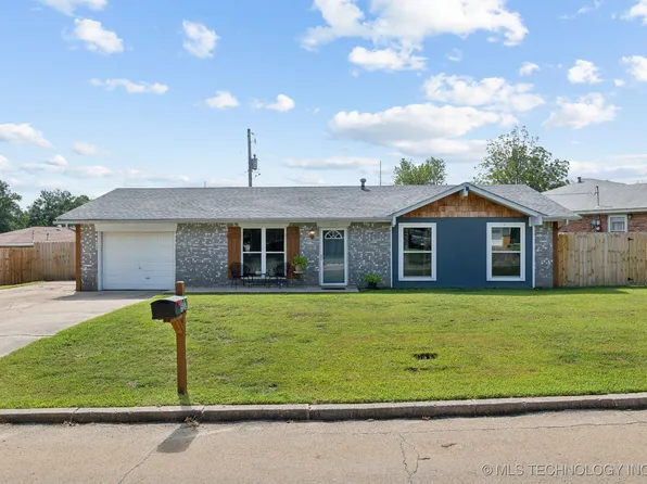 902 S Hillcrest Dr, Cushing, OK 74023
