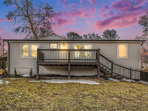 205 N Park St, Bonner Springs, KS 66012