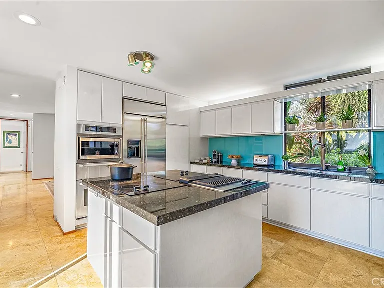 3028 Overhill Dr — Photo 11