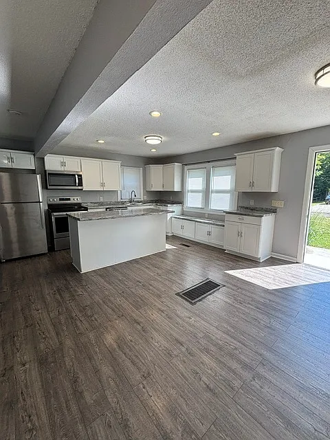 3 bed, 1212 sqft, $1,695 — Photo 3