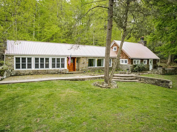 354 Maple Leaf Ln, Morgantown, WV 26508