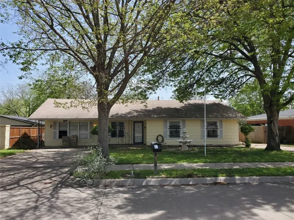 1009 Wade Hampton St, Benbrook, TX 76126