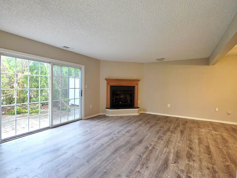 58 Madison Ct — Photo 2