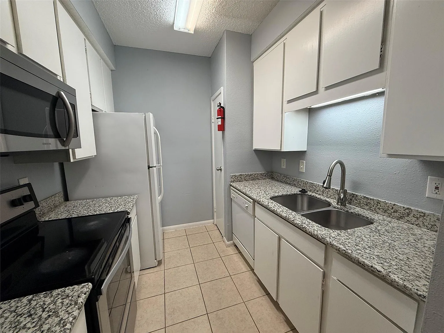 1 bed, 1.0 bath, 784 sqft, $975 — Photo 2