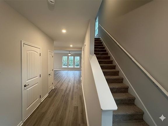 5th image of 375 Brook Dr