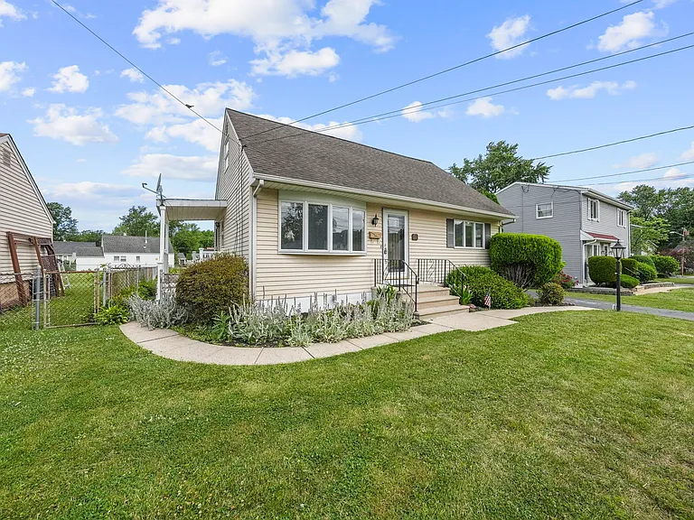 16 Tappan Ave — Photo 2