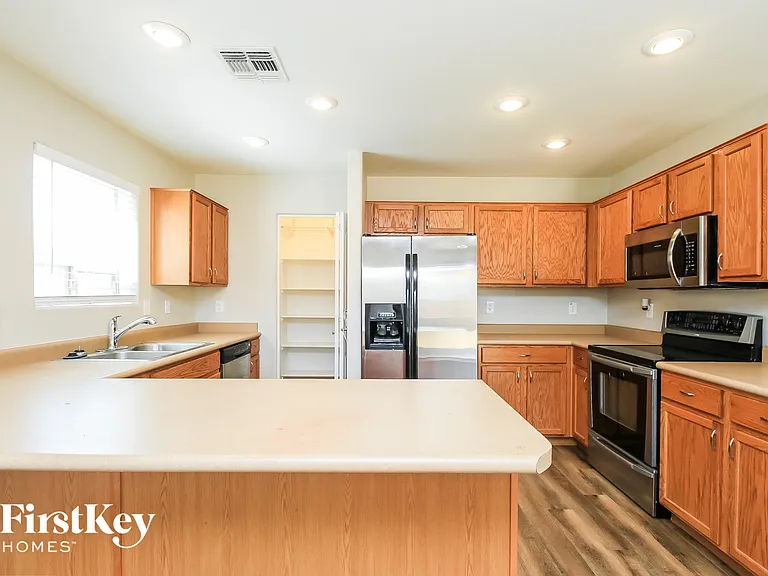 313 W Hereford Dr — Photo 7