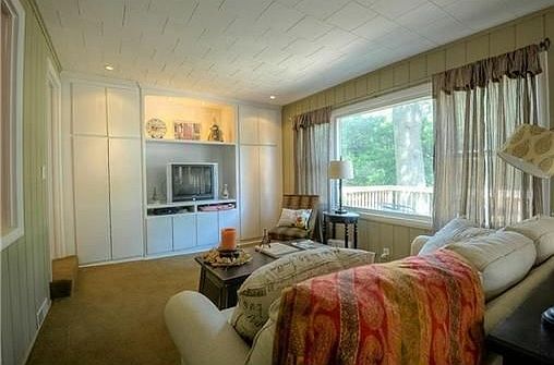 5th image of 4939 Booth St