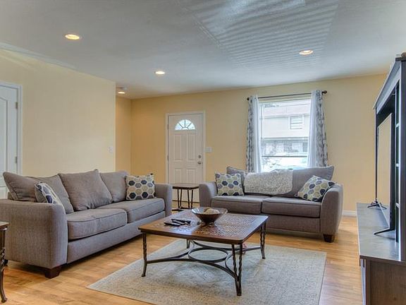 4th image of 2102 Pine Chace Ct