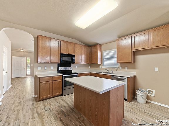 5th image of 138 Roadrunner Ave