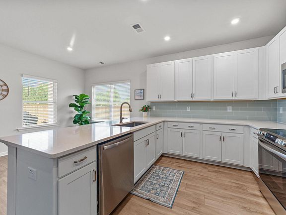 4th image of 122 Commons Cir