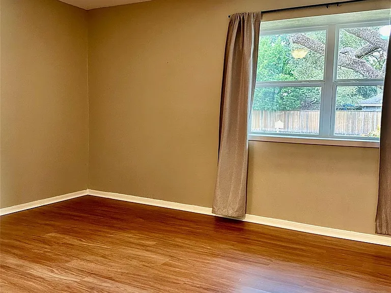 2414 Manila Ln — Photo 6