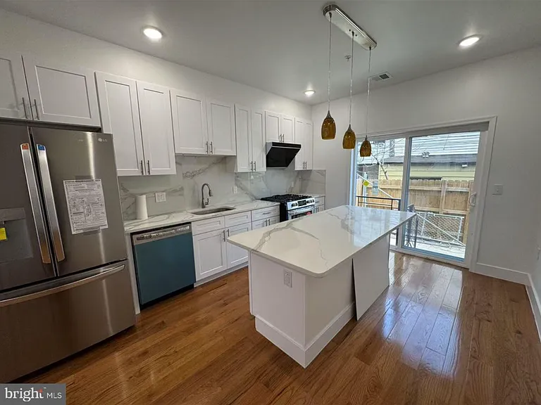 2611 S Marshall St — Photo 2