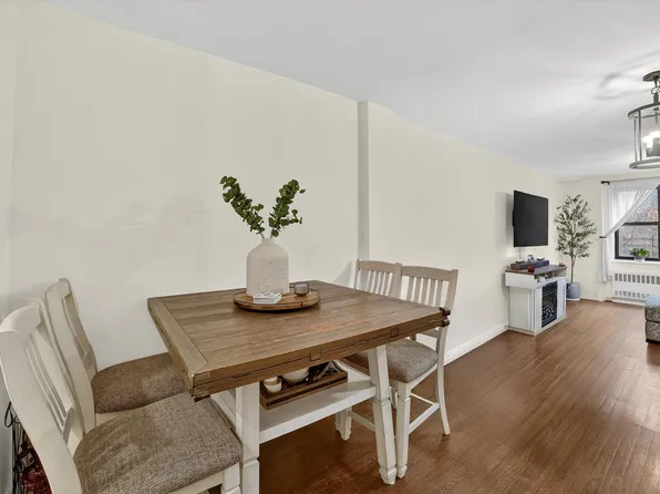 6495 Broadway image 15 of 32