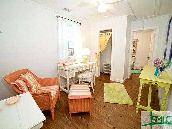 Dressing area or office space