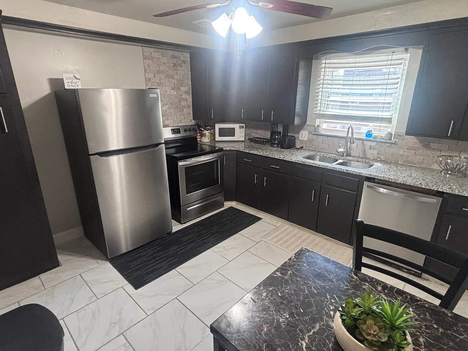 2 bed, 900 sqft, $1,895 — Photo 1