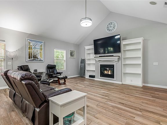 5th image of 1 Holt Ln