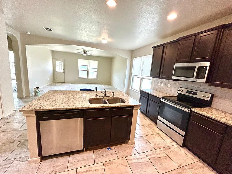 6814 Hibiscus Fls — Photo 4
