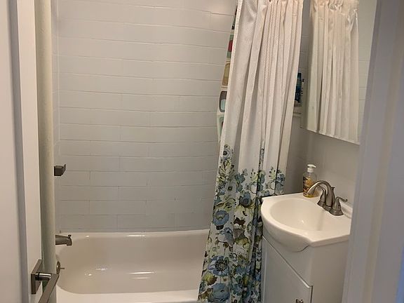 2nd image of 2821 33rd St APT 2D