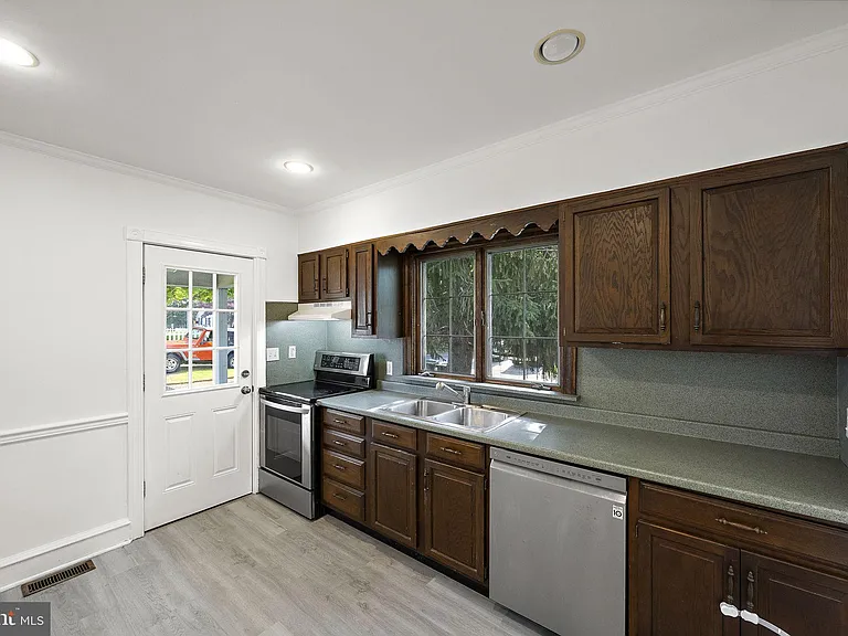 101 Curtis Ave — Photo 10