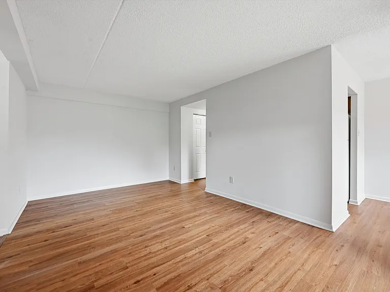 2402 Pond View Dr — Photo 14