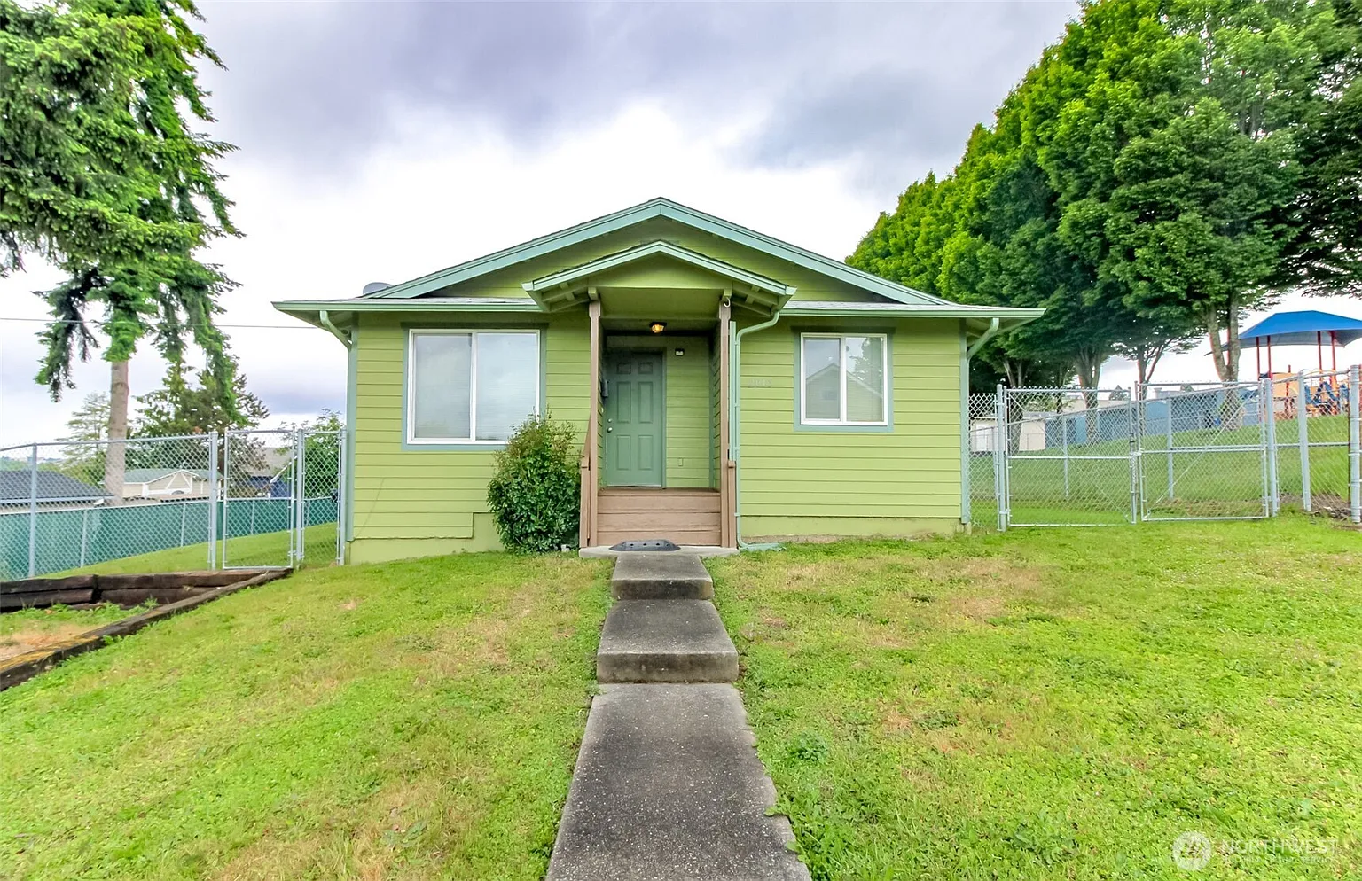 2015 E Gregory Street photo 1