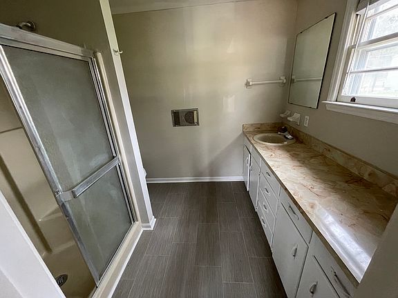 5th image of 826 Jefferson St