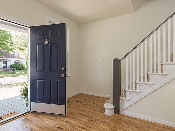 4th image of 107 W 33rd St