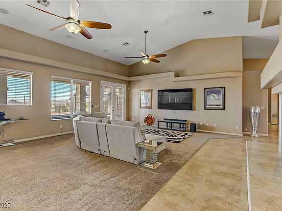 5th image of 402 E Country Club Dr